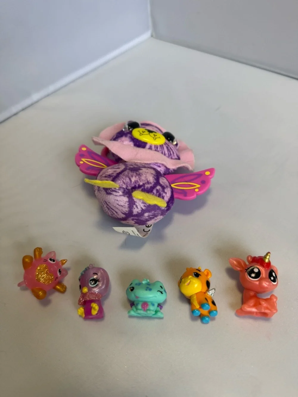 Hatchimals Lot - Plush Winged Lion Keychain & 5 Mini Animal Figures - Kids Toys - Picture 3 of 5